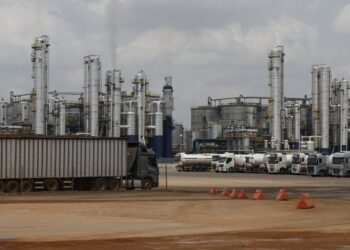 Conferência em Santa Marta visa transição energética global longe dos combustíveis fósseis