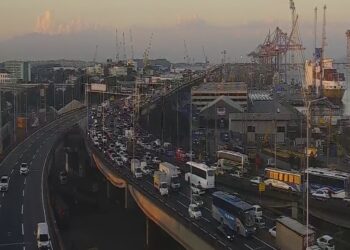 Trânsito pesado marca retorno a Niterói; travessia pela ponte dura 27 minutos
