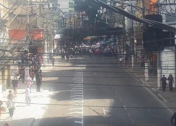 Profissionais da educação fazem protesto e bloqueiam rua no Centro de Niterói