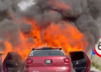 Incêndio em carro interdita faixa da BR-101 em Itaboraí; trânsito liberado parcialmente