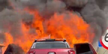 Incêndio em carro interdita faixa da BR-101 em Itaboraí; trânsito liberado parcialmente