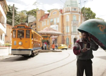 Netflix Lança ‘Homem em Chamas’, Série de Ação e Suspense no Rio de Janeiro