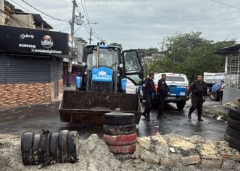 Polícia Militar remove barricadas e apreende foragido em operação no Complexo do Chapadão