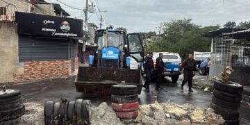 Polícia Militar remove barricadas e apreende foragido em operação no Complexo do Chapadão