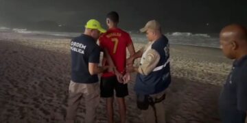 Homem é preso por extorsão ao vender caipirinha por R$ 1,8 mil em Copacabana