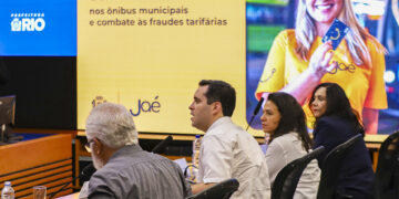 Prefeito do Rio Rebate Fake News Sobre Pagamento em Dinheiro em Ônibus Municipais