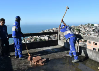 Prefeitura do Rio demole prédio irregular de sete andares no Vidigal após 13 anos de embargos