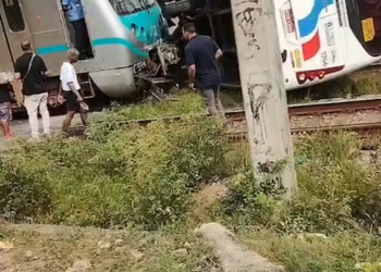 Ônibus é atingido por trem e tomba em Costa Barros, Zona Norte do Rio