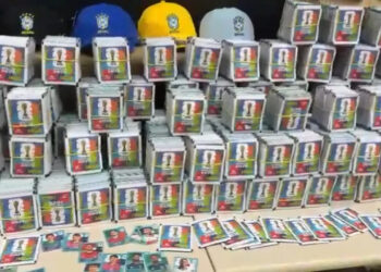 Polícia apreende 200 mil figurinhas falsificadas da Copa 2026 em Nova Iguaçu