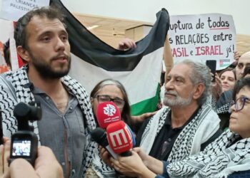 Ativista brasileiro Thiago Ávila retorna ao Brasil após prisão ilegal em Israel