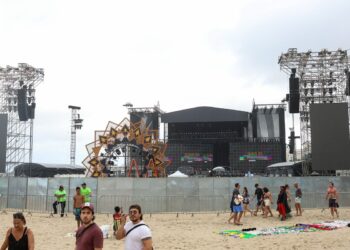 Bombeiros realizam vistoria final para show de Shakira em Copacabana