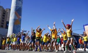 Flashmob leva Copa do Mundo e cores do Brasil às ruas de São Gonçalo
