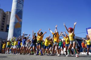 Flashmob leva Copa do Mundo e cores do Brasil às ruas de São Gonçalo