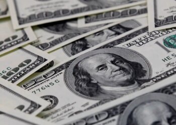 Ibovespa cai 2,22% e dólar sobe 1,14% em meio a tensões globais e temor por tarifas dos EUA