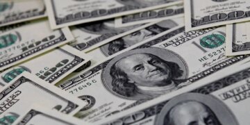 Ibovespa cai 2,22% e dólar sobe 1,14% em meio a tensões globais e temor por tarifas dos EUA