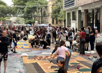 Tapetes de Sal Transformam Avenida de Niterói em Tradição Cultural de Corpus Christi