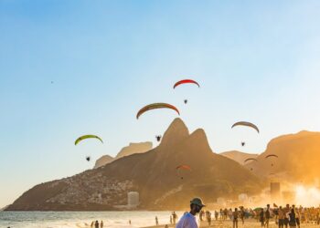 Paramotores e Guitarras Gigantes Marcam Ação do Rock in Rio no Rio de Janeiro