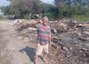 Moradores de Porto Novo denunciam descarte ilegal de lixo em terreno privado