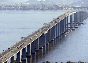 Motociclista morre após colisão e atropelamento na Ponte Rio-Niterói durante pico