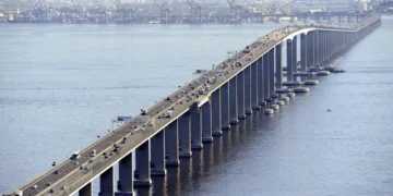 Motociclista morre após colisão e atropelamento na Ponte Rio-Niterói, nesta segunda-feira (22)