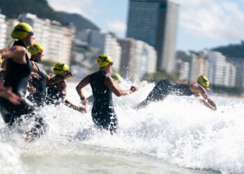 Rio recebe nadadores para a Entre Fortes em Copacabana, teste de resistência e coragem