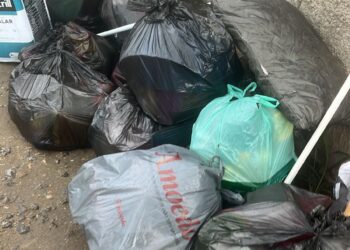 Pertences de crianças descuidados em creche alvo de denúncias de agressão em São Gonçalo