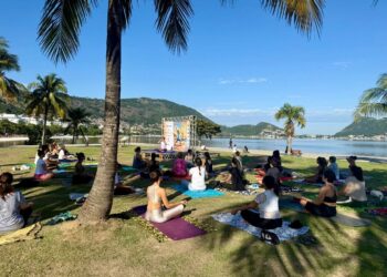 Niterói celebra Dia Internacional da Yoga com atividades gratuitas na Praça do Rádio Amador
