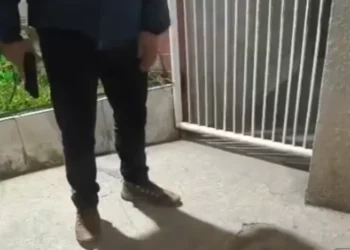 Porteiro ameça entregador com arma e protesto de motoboys causa danos em condomínio de São Gonçalo