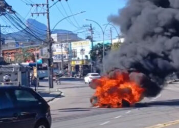 Criminosos Bloqueiam Vias na Gardênia Azul em Retaliação a Ação Policial no Rio