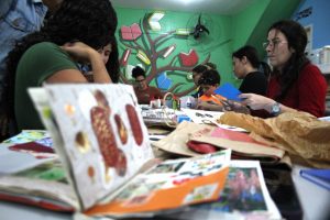 Oficina de Scrapbook promove criatividade e convivência na Biblioteca Genebaldo Rosa