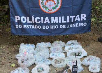 Polícia apreende arma e drogas em operação contra tráfico na Vila Ipiranga