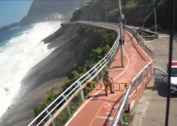 Mar agitado leva prefeitura a fechar trecho da ciclovia Tim Maia; ondas podem chegar a três metros