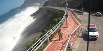 Mar agitado leva prefeitura a fechar trecho da ciclovia Tim Maia; ondas podem chegar a três metros