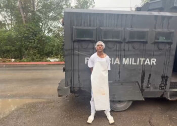 Suspeito invade escola durante fuga de operação e acaba preso vestido com uniforme da cozinha