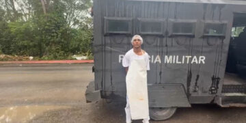 Suspeito invade escola durante fuga de operação e acaba preso vestido com uniforme da cozinha