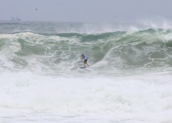 Lucas Chumbo e Pedro Scooby vencem o Itacoatiara Big Wave 2026 em dia de ondas de até cinco metros