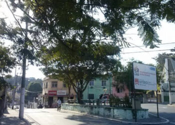 PM apura denúncia de sistema clandestino de vigilância instalado em ruas de Niterói