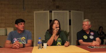 Fernanda Neves se reúne com representantes dos clubes de Niterói