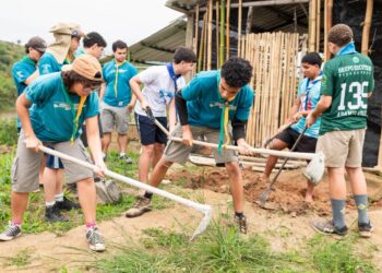 Escoteiros participam de mutirão para construção de ocas em aldeia indígena de Maricá