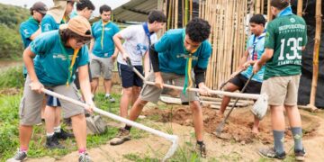 Escoteiros participam de mutirão para construção de ocas em aldeia indígena de Maricá
