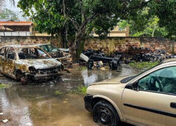 Ferro-velho em Inoã, distrito de Maricá, é interditado pelo Detran RJ
