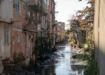 Megaprojeto de saneamento já surte efeito na Maré e transforma rotina de moradores da Nova Holanda